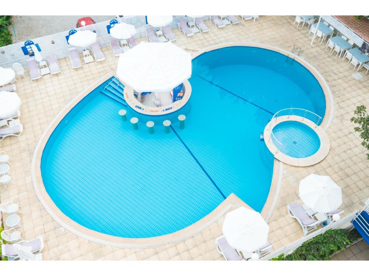 Sammy'S Hotel 凯里尼亚 外观 照片