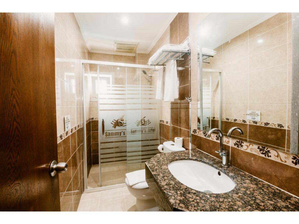 Sammy'S Hotel 凯里尼亚 外观 照片