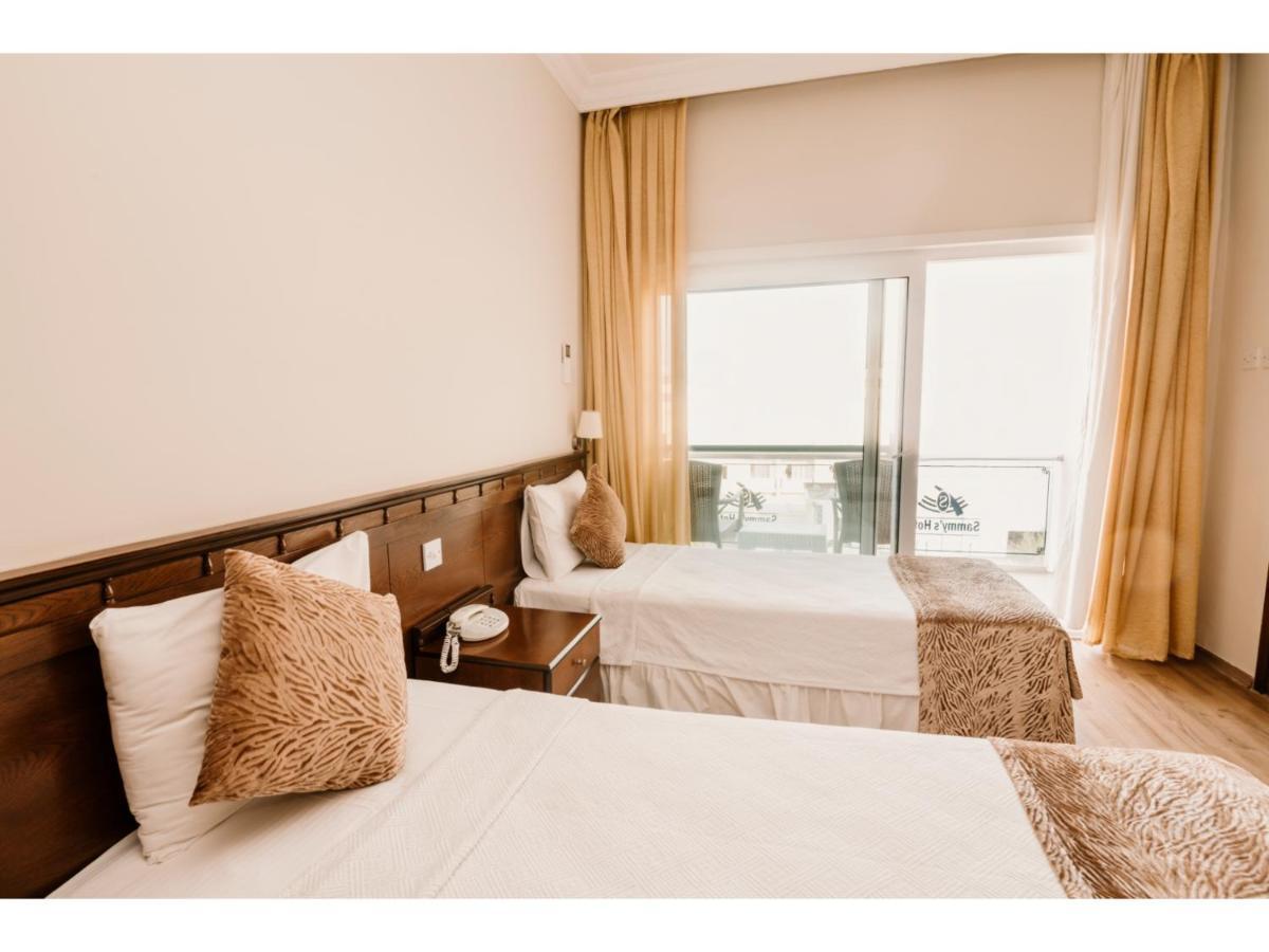 Sammy'S Hotel 凯里尼亚 外观 照片
