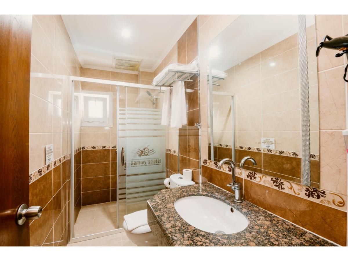 Sammy'S Hotel 凯里尼亚 外观 照片
